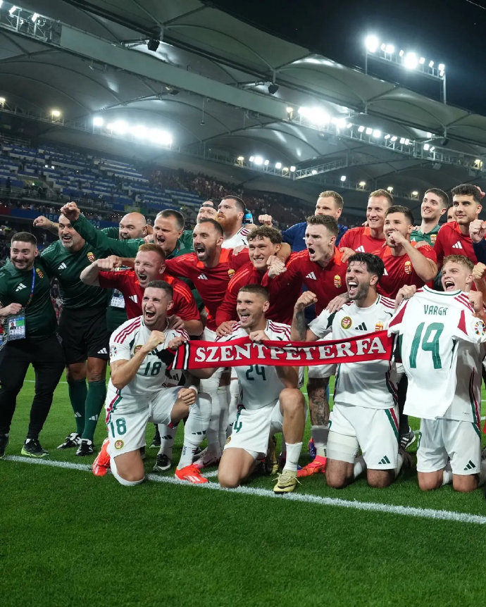 球队在比赛中展现出强大的团队合作精神英语